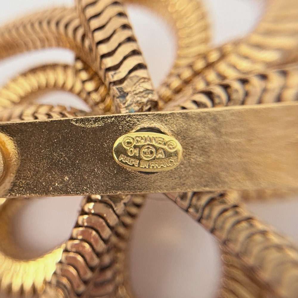 CHANEL Gold Logo Brooch - Picture 5 of 5